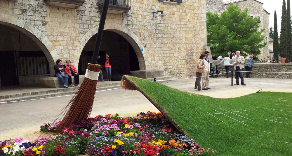 节日中用鲜花装饰的城市一角 © Ayuntamiento de Girona
