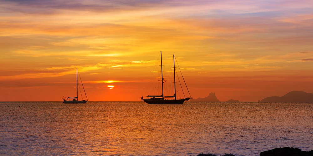 从福门特拉岛看伊比萨岛多彩的日落景色