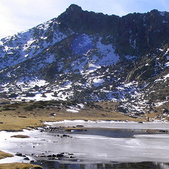 佩娜拉拉山峰，环谷和湖泊自然公园