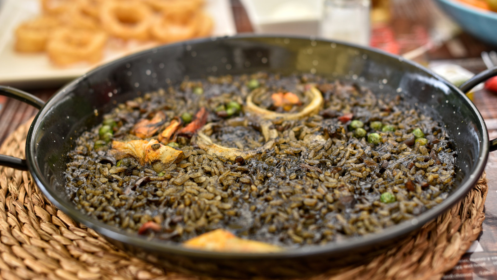 墨鱼汁海鲜黑饭，来自深海的美味菜谱