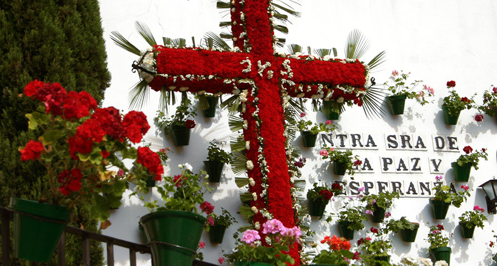 科尔多瓦街道上用鲜花做成的十字架 © Consorcio de Turismo de Córdoba