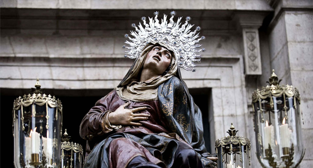 “哀伤圣母”圣像在游行中。巴亚多利圣周