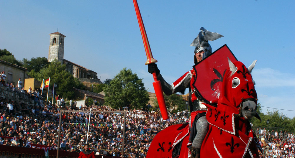 伊达的中世纪戏剧节的红骑士（瓜达拉哈拉）© Nando Ruiz - Turismo de Guadalajara