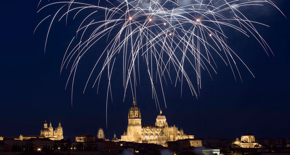 萨拉曼卡大教堂上空的烟花 © Turismo de Salamanca