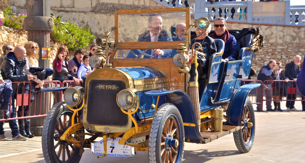 在锡切斯举办的国际老爷车拉力赛的老爷车 © Turismo de Sitges