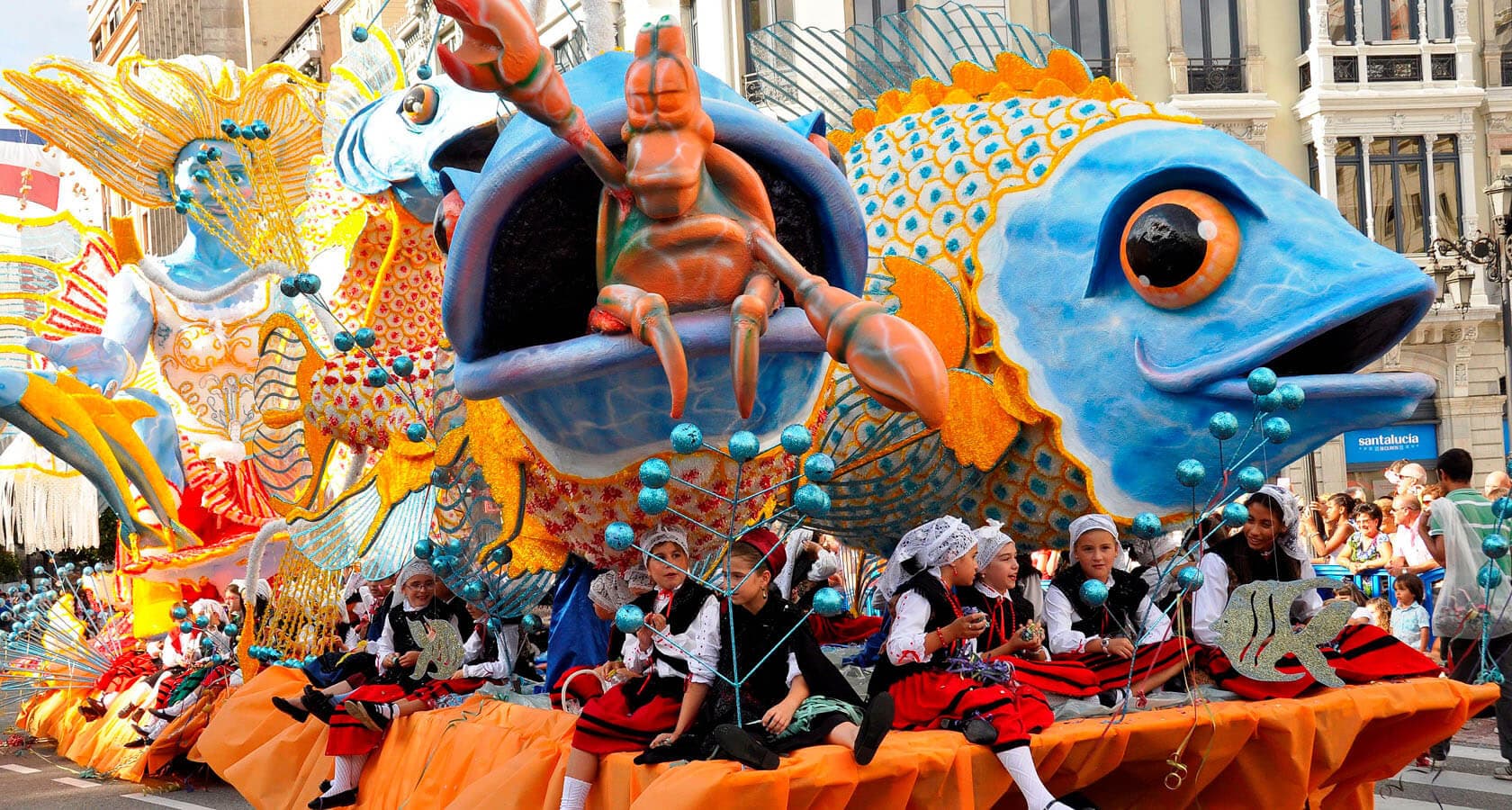 奥维耶多市的美洲节游行花车（阿斯图里亚斯自治区）