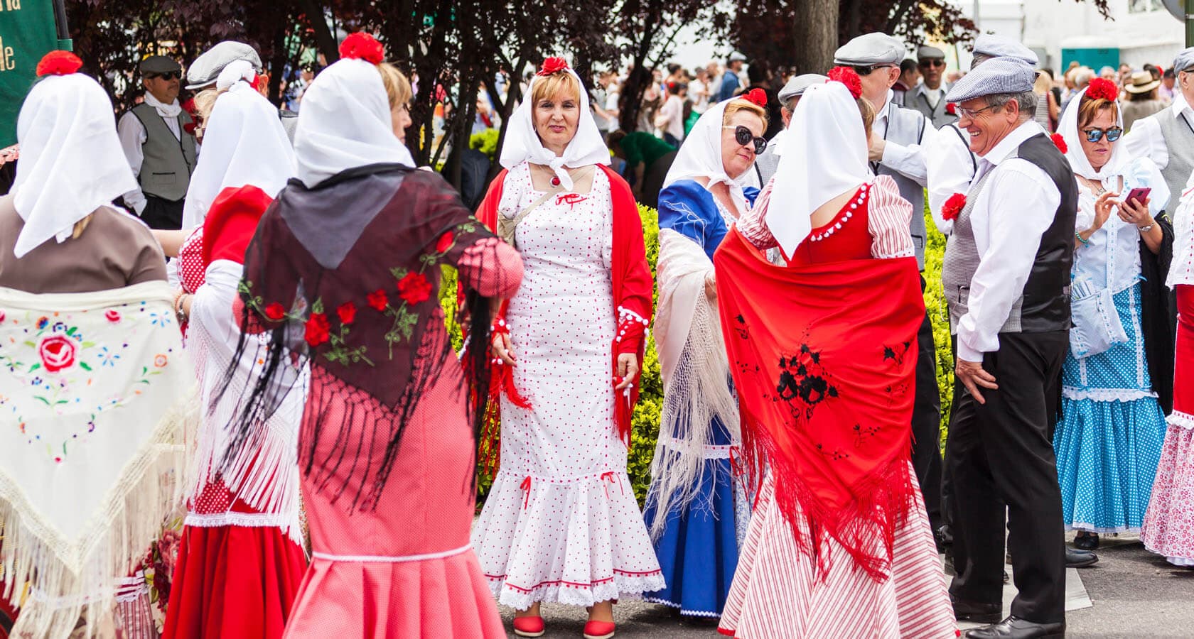 穿着传统服装的马德里妇女，圣伊西德罗节典型的服装