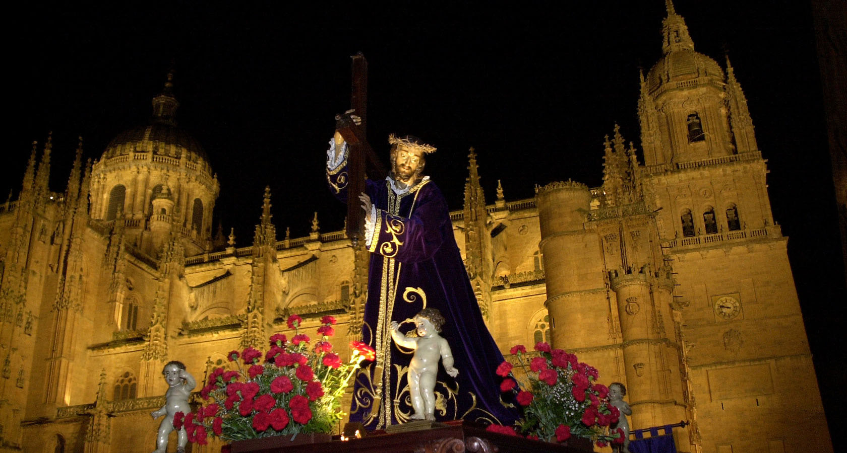 萨拉曼卡街道夜间宗教游行 © Turismo de Salamanca