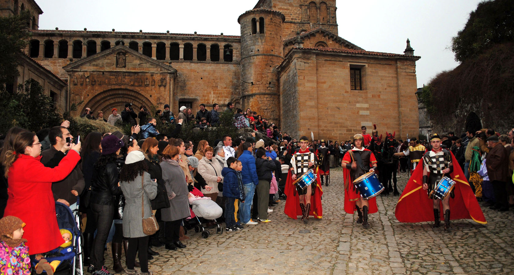 圣礼剧的罗马法令和东方三圣花车游行 © Ayuntamiento de Santillana del Mar