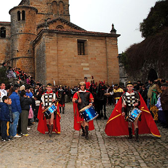 圣地亚娜·德尔玛（Santillana del Mar）的圣礼和三王节花车游行
