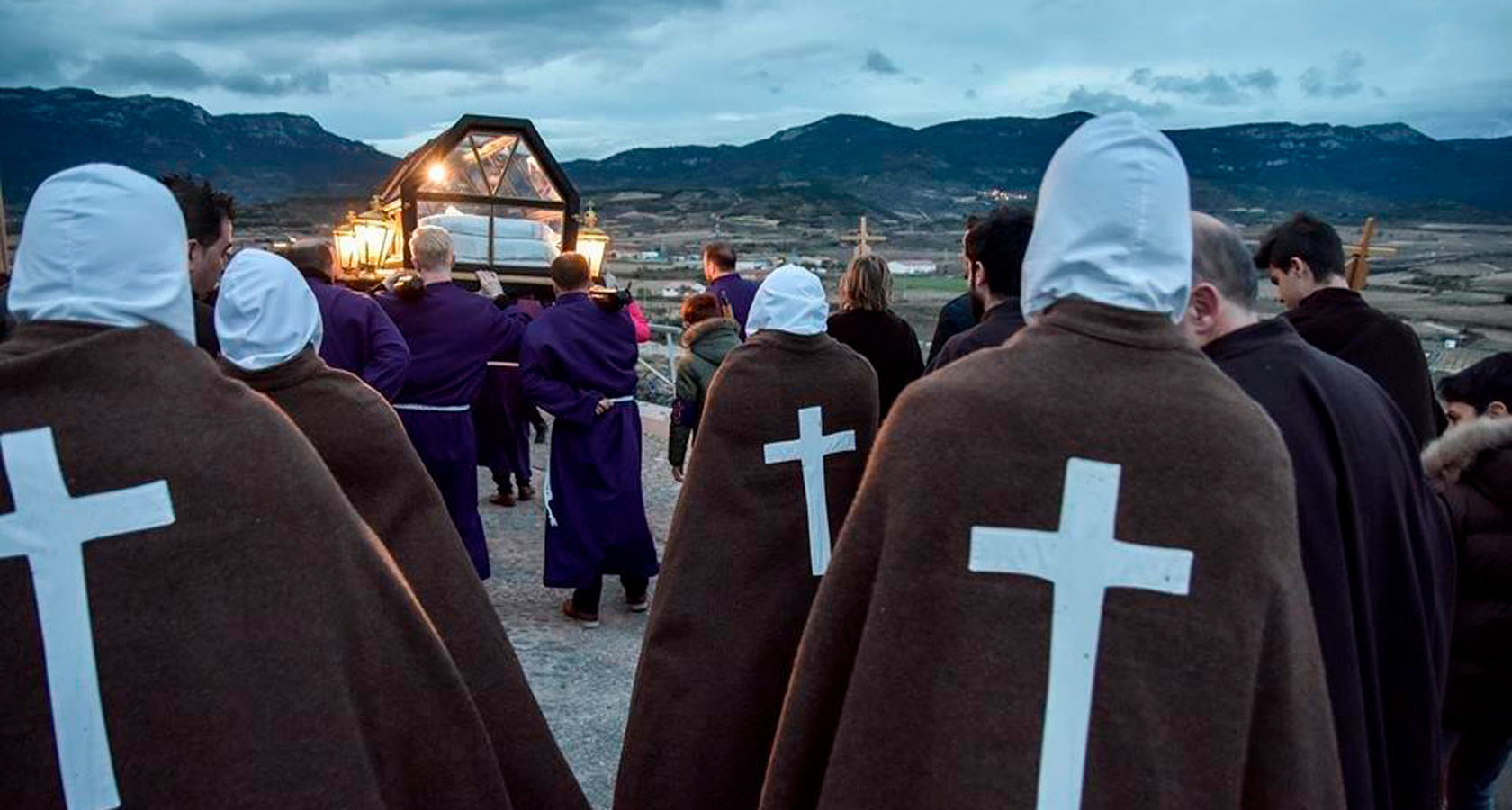 在圣文森特·德拉松希埃拉的圣周期间，”鞭笞”游行的圣葬（拉里奥哈） © La Rioja Turismo