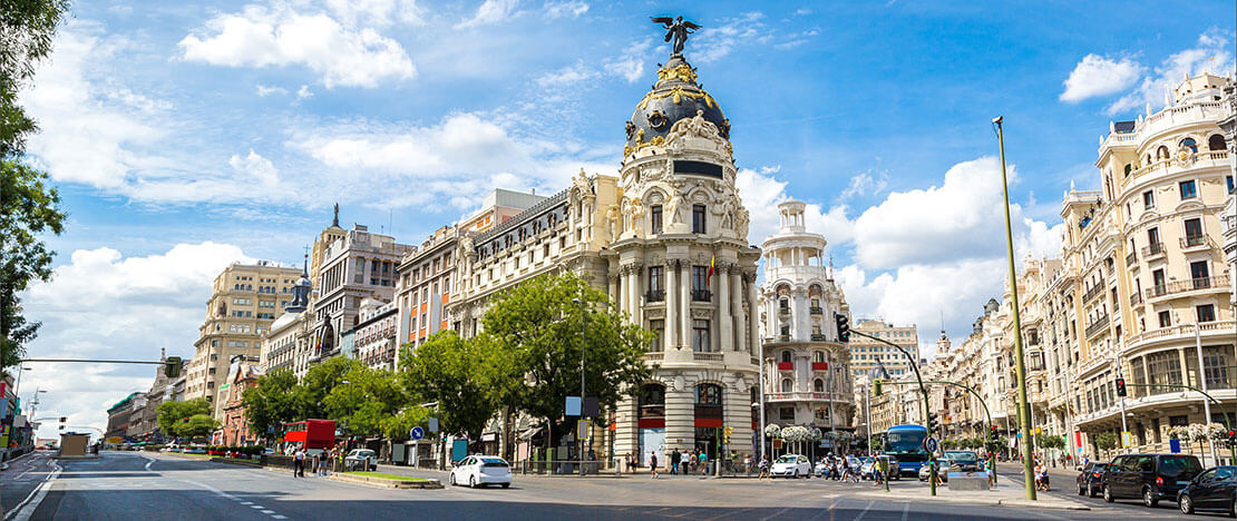 马德里，格兰大道（Gran Vía）和阿尔卡拉街（Alcalá）之间的大都会建筑