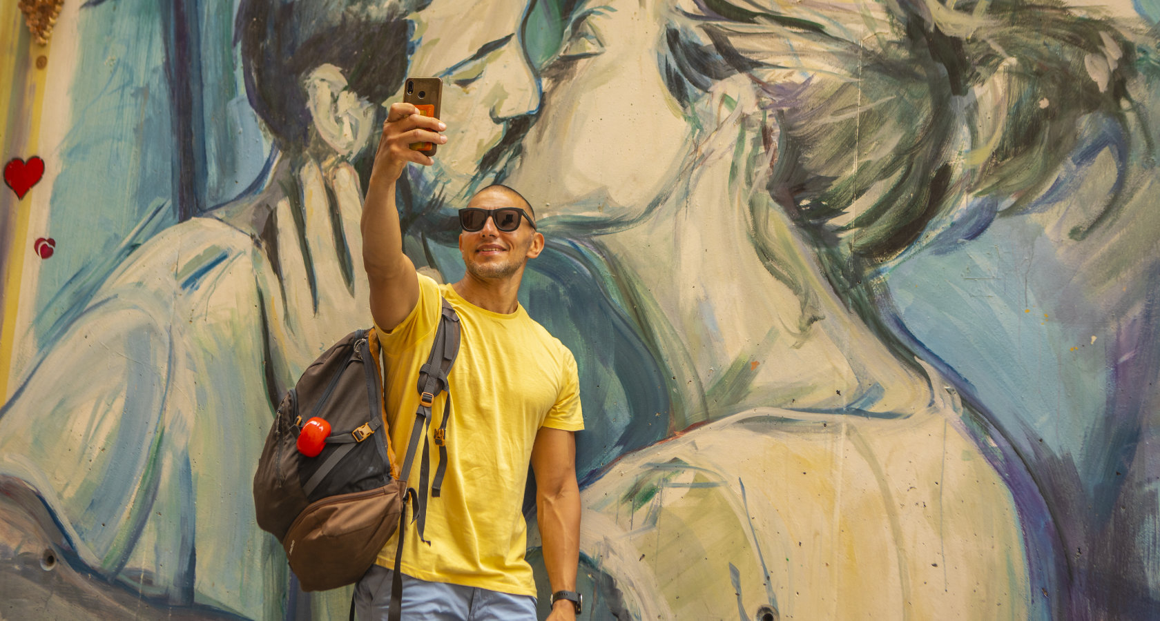 游客在瓦伦西亚自治区瓦伦西亚的涂鸦中自拍 ©VisitValencia