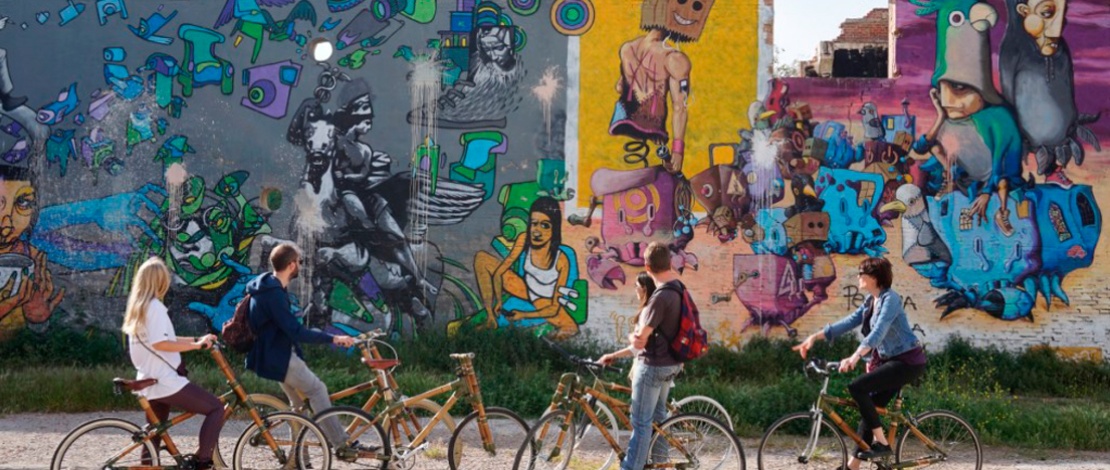 游客可以骑生态自行车在加泰罗尼亚-巴塞罗那展开一场街头艺术之旅 ©巴塞罗那旅游