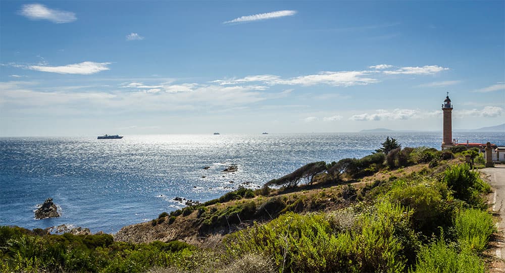 安达卢西亚，直布罗陀海峡的阿尔赫西拉斯（Algeciras）湾和灯塔