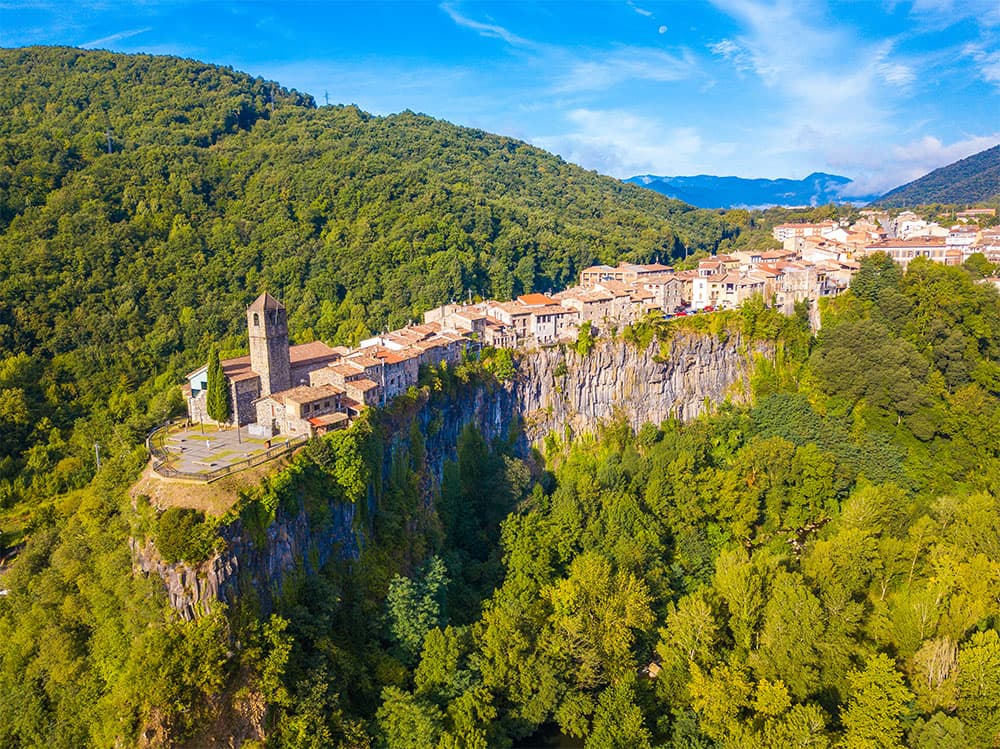 罗卡城堡（Castellfollit de la Roca）鸟瞰图。赫罗纳