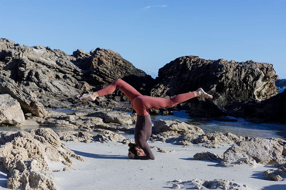 在巴利阿里群岛练习瑜伽的女人