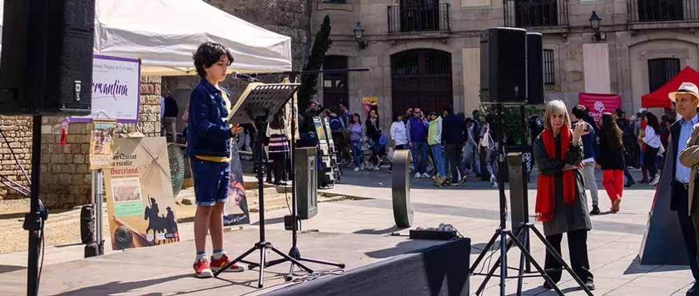 圣乔治（Sant Jordi）节期间，孩子们在巴塞罗那大教堂前朗读《堂吉诃德》©  MRicart_Photography / Shutterstock.com