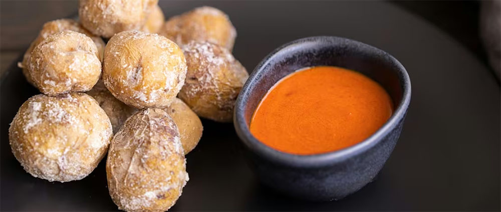 皱皮土豆和辣酱